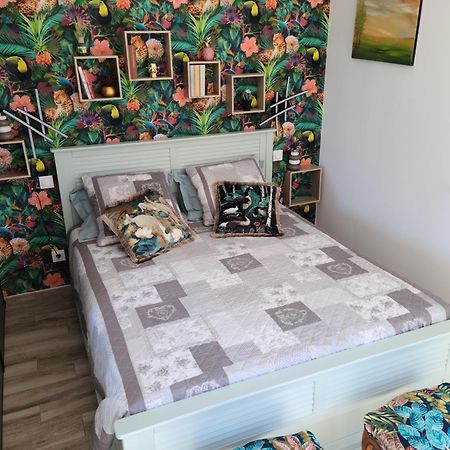 Les Papillons D'Uzes Bed & Breakfast Saint-Laurent-la-Vernède Exterior foto